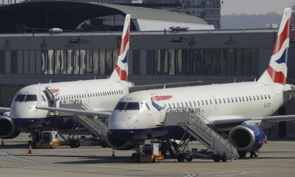 Βρετανία: Πιέσεις στην κυβέρνηση για χαλάρωση των ταξιδιωτικών περιορισμών